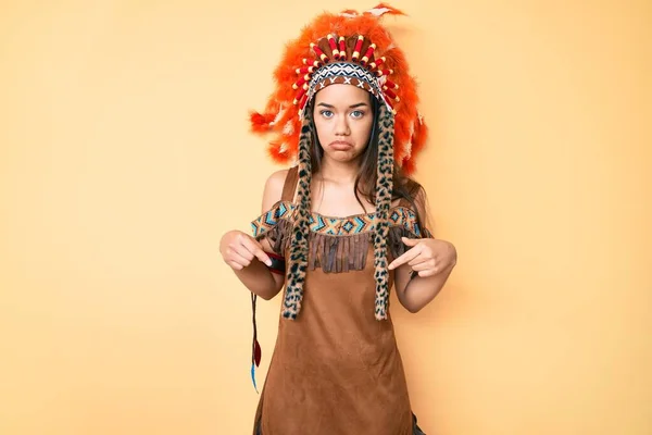 Молодая Красивая Латинская Девушка Индийском Костюме Указывающая Вниз Грустная Расстроенная — стоковое фото