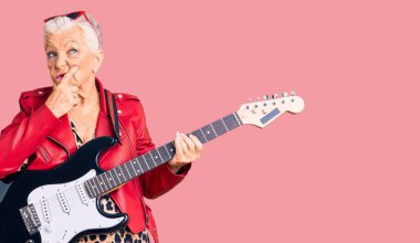 Son sınıf güzeli, mavi gözlü, gri saçlı, modern görünümlü, elektro gitar çalan, endişeli ve gergin bir kadın. 