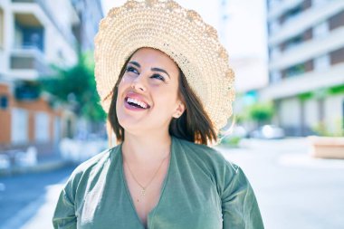 Genç İspanyol kadın tatilde. Gülümsüyor. Şehrin caddesinde mutlu yürüyüşler.