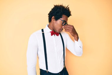 Afro saçlı, şık görünümlü, yakışıklı Afro-Amerikan adam. Burnu ve gözleri sürtünmekten yorgun düşmüş, bitkin ve baş ağrısı çekiyor. Stres ve hüsran kavramı. 