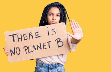 Elinde tuttuğu sevimli Afro-Amerikan kızı B gezegeni pankartı yok. Eli açık, dur işareti yapıyor. Ciddi ve kendinden emin bir ifadeyle, savunma hareketi yapıyor. 