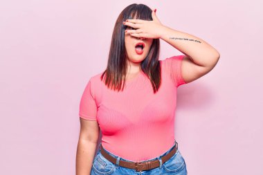 Genç ve cüsseli kadın gündelik kıyafetler giyiyor. Şoka giriyor. Yüzü ve gözleri kapanıyor, utangaç ifadesiyle parmaklarından bakıyor.. 