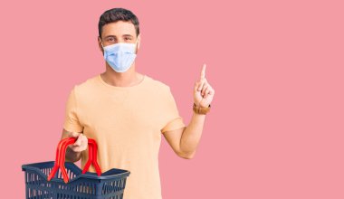 Alışveriş sepeti ve tıbbi maske takan yakışıklı genç adam bir fikre ya da soru işaretine şaşırdı. 