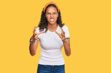 Genç Afro-Amerikan kızı, günlük giysiler içinde öfkeyle bağırıyor, elleri boğmaya çalışıyor, deli gibi bağırıyor. 