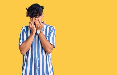 Günlük kıyafetler giyen genç İspanyol adam yorgunluk ve baş ağrısı için gözlerini ovuşturuyor, uykulu ve yorgun ifade. görme sorunu 