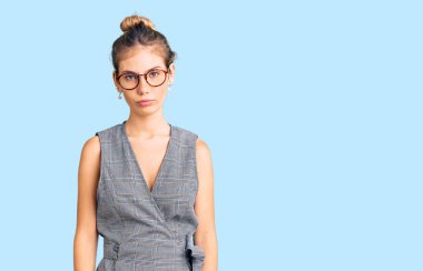 Sarı saçlı, iş kıyafetleri ve gözlük takan, kederli, sinirli ve korkmuş bir beyaz kadın. hüzünlü ifade. 