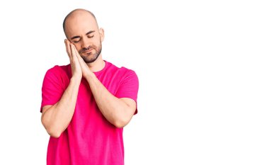 Genç yakışıklı adam rahat bir tişört giyer, uyur, yorgun düşler görür ve elleri ile poz verir, gözleri kapalı gülümserdi.. 