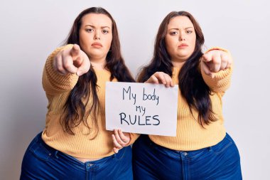 Vücudumu tutan genç ve cüsseli ikizler. Benim kurallarım, kamerayı işaret eden pankart. Ve sen, kendine güvenen hareketin ciddi görünüyor. 