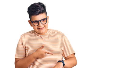 Gündelik giysiler ve gözlük takan küçük bir çocuk saati izlemek için acele ediyor, sabırsız, üzgün ve son teslim tarihi geciktiği için kızgın. 