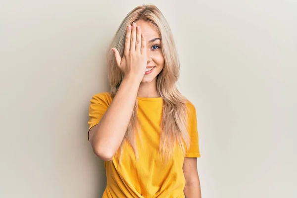 Vacker Kaukasiska Blond Flicka Bär Casual Tshirt Täcker Ett Öga — Stockfoto