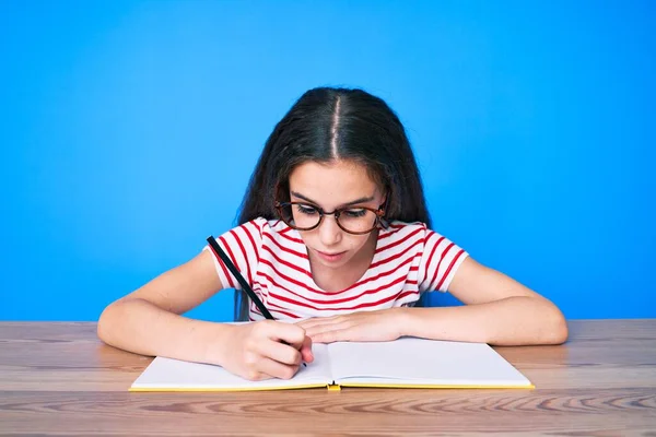 Söt Latinamerikansk Barn Flicka Sitter Bordet Skriva Bok Tänkande Attityd — Stockfoto