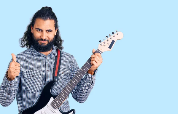 Hombre Árabe Joven Tocando Guitarra Eléctrica Sonriendo Feliz Positivo Pulgar —  Fotos de Stock