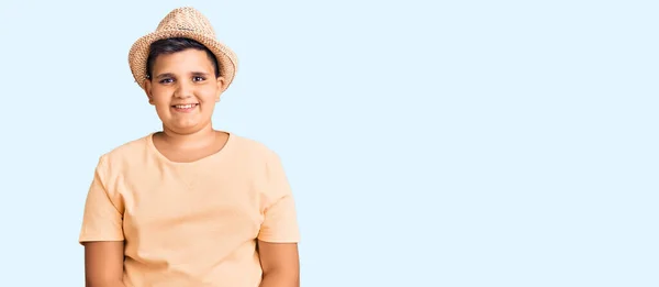 Menino Usando Chapéu Verão Maiô Havaiano Com Sorriso Feliz Legal — Fotografia de Stock