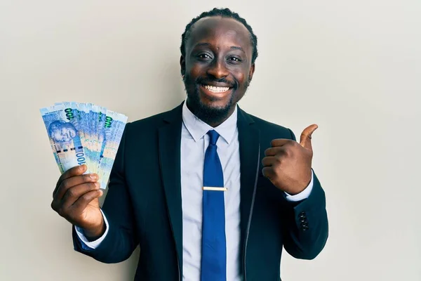 Handsome Young Black Man Wearing Business Suit Holding 100 Rands — Φωτογραφία Αρχείου