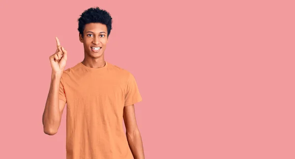 Jovem Afro Americano Vestindo Roupas Casuais Apontando Dedo Para Cima — Fotografia de Stock