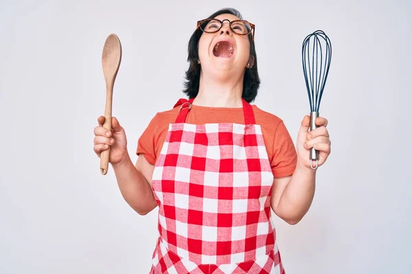 Bruna Donna Con Sindrome Cucina Con Panettiere Frusta Cucchiaio Arrabbiato — Foto Stock