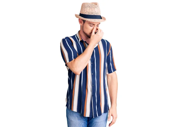 若いハンサムな白人男性は 夏の帽子疲れて鼻をこすり 目は疲労と頭痛を感じます ストレスとフラストレーションの概念 — ストック写真