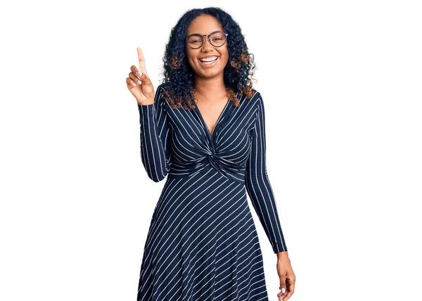 Young African American Woman Wearing Casual Clothes Glasses Showing Pointing — Stock Photo, Image