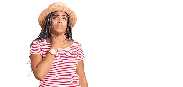 头戴夏帽头戴辫子的年轻非洲裔美国女人 脖子酸痛 喉头酸痛 — 图库照片