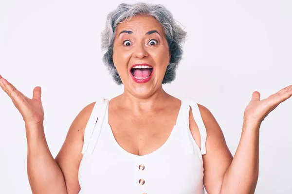 Ältere Hispanische Frau Lässiger Kleidung Feiert Sieg Mit Glücklichem Lächeln — Stockfoto