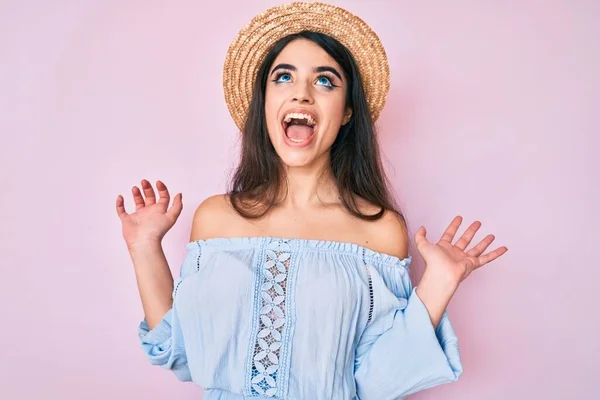 Brunette Tiener Meisje Dragen Zomer Hoed Vieren Overwinning Met Vrolijke — Stockfoto