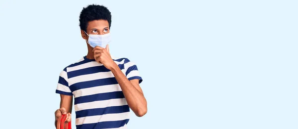 Hombre Afroamericano Joven Usando Cesta Compra Máscara Médica Cara Seria — Foto de Stock