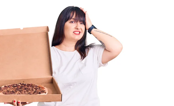 Mladý Velikost Žena Drží Dodávku Pizza Box Vystresovaný Frustrovaný Rukou — Stock fotografie