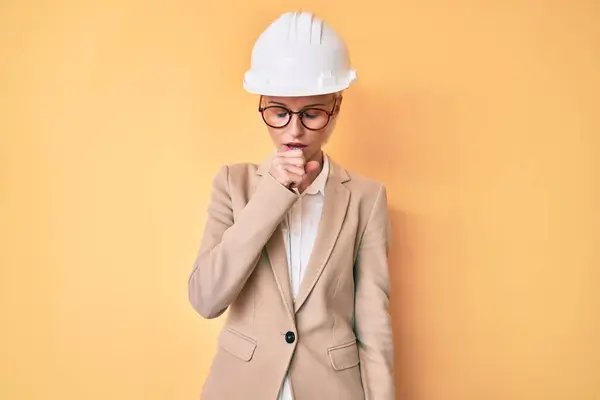 Mujer Rubia Joven Vestida Arquitecto Hardhat Sintiéndose Mal Tosiendo Como — Foto de Stock