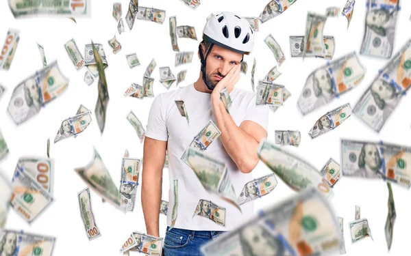 Bisiklet kaskı takan yakışıklı genç adam yorgun ve bunalımdan sıkılmış görünüyordu..