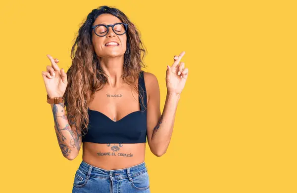Молода Іспаномовна Жінка Татуюванням Носить Повсякденний Одяг Окуляри Жестикулюючий Палець — стокове фото