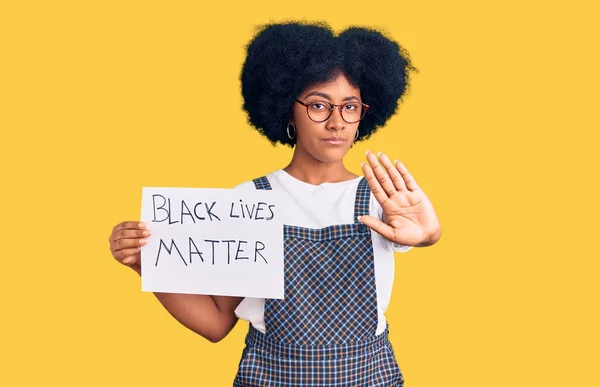 Joven Afroamericana Americana Sosteniendo Bandera Materia Vidas Negras Con Mano — Foto de Stock