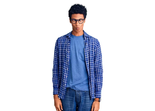 Jeune Homme Afro Américain Portant Des Vêtements Décontractés Des Lunettes — Photo