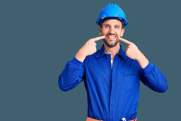 Homem Bonito Jovem Vestindo Uniforme Trabalhador Hardhat Sorrindo Alegre Mostrando — Fotografia de Stock