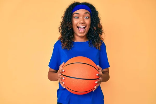 Jeune Femme Afro Américaine Tenant Ballon Basket Célébrant Fou Étonné — Photo