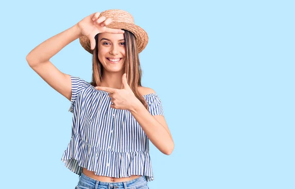Joven Chica Hermosa Con Sombrero Camiseta Sonriente Haciendo Marco Con —  Fotos de Stock