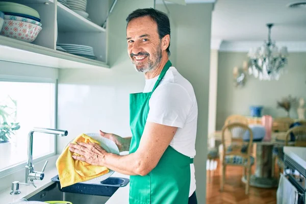 Hombre Mediana Edad Con Barba Sonriendo Feliz Lavando Platos Casa — Foto de Stock