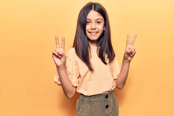 Menina Bonita Usando Roupas Casuais Sorrindo Com Rosto Feliz Piscando — Fotografia de Stock