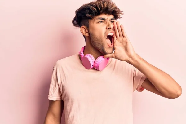 Joven Hombre Hispano Escuchando Música Usando Auriculares Gritando Gritando Alto — Foto de Stock