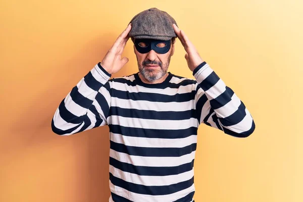 Gut Aussehender Einbrecher Mittleren Alters Mütze Und Maske Über Gelbem — Stockfoto