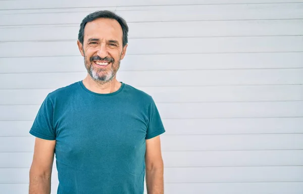 Homem Meia Idade Com Barba Sorrindo Feliz Livre Inclinado Parede — Fotografia de Stock