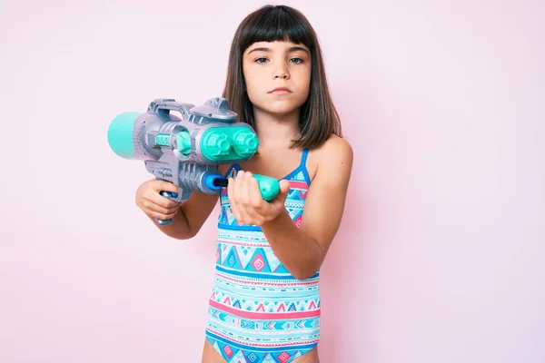 Niña Joven Con Flequillo Usando Traje Baño Watergun Relajado Con —  Fotos de Stock