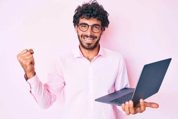 Jóképű Fiatalember Göndör Haj Medve Dolgozik Számítógépes Laptop Sikoltozó Büszke — Stock Fotó