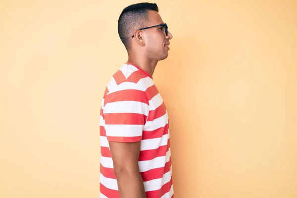 Mladý Pohledný Latinsky Muž Sobě Ležérní Oblečení Brýle Dívá Stranu — Stock fotografie