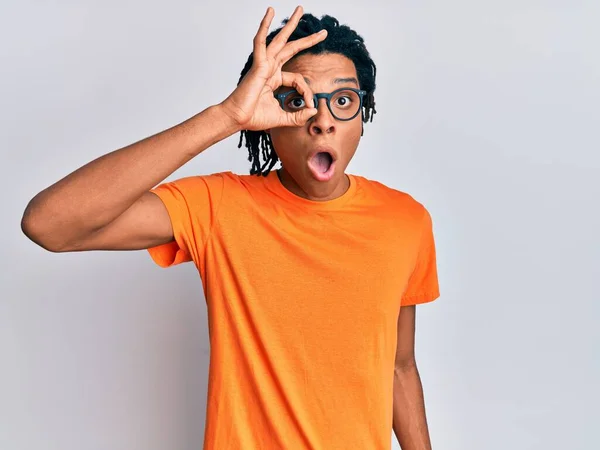 Jeune Homme Afro Américain Portant Des Vêtements Décontractés Des Lunettes — Photo