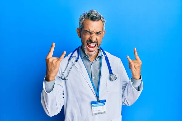 Siwowłosy Mężczyzna Średnim Wieku Noszący Mundur Lekarza Stetoskop Krzyczący Szalonym — Zdjęcie stockowe