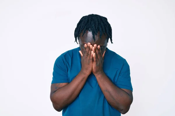 Jeune Homme Afro Américain Avec Des Tresses Portant Des Vêtements — Photo