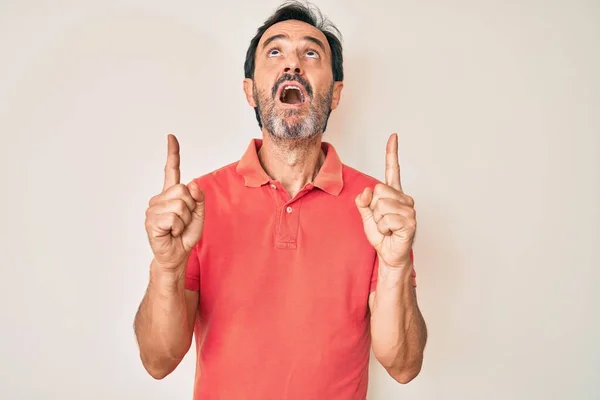 Hombre Hispano Mediana Edad Vistiendo Ropa Casual Asombrado Sorprendido Mirando —  Fotos de Stock