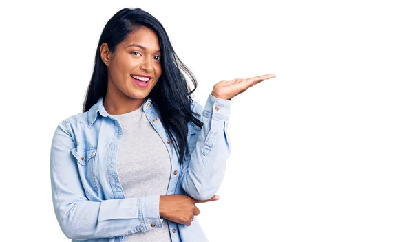 Mujer Hispana Pelo Largo Con Chaqueta Vaquera Casual Sonriendo Alegre —  Fotos de Stock