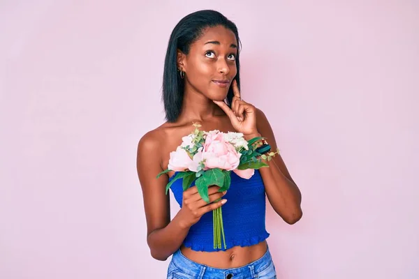 Genç Afrikalı Amerikalı Bir Kadın Elinde Çiçeklerle Ciddi Bir Yüz — Stok fotoğraf