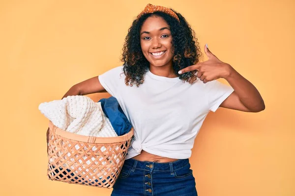 Jovem Afro Americana Segurando Cesta Roupa Sorrindo Feliz Apontando Com — Fotografia de Stock